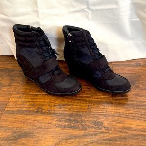 NWOT Simply Vera Vera Wang Wedge Tennis Shoes Size 8 1/2 Med. Black